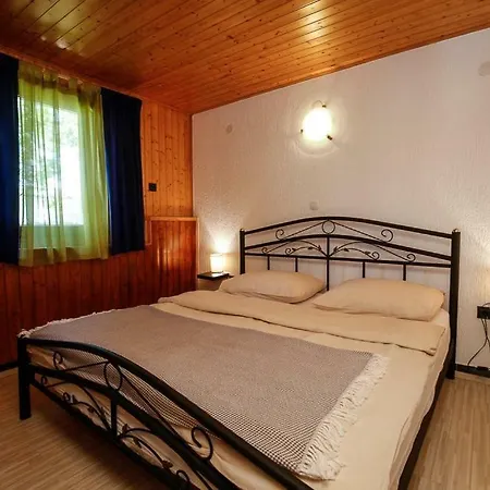 Dvor Manjadvorci